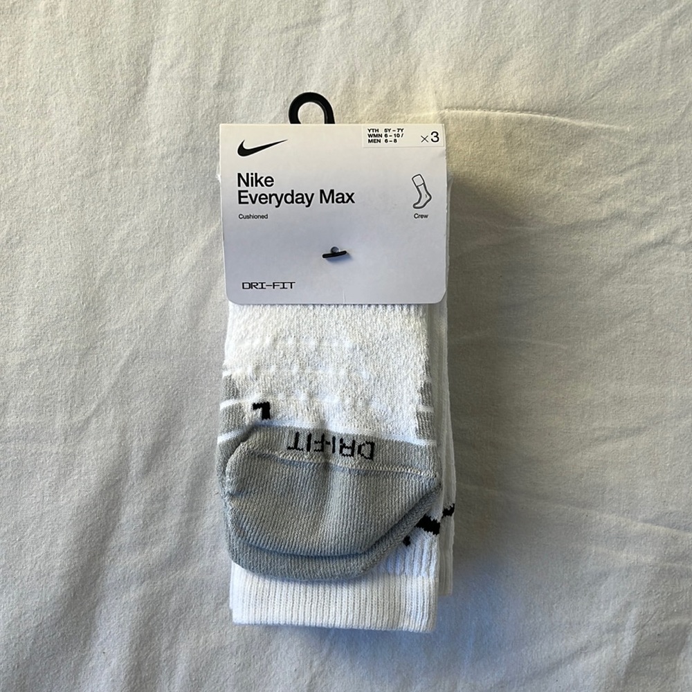 Nike Everyday Max Cushioned Crew Socks x 3 pairs.